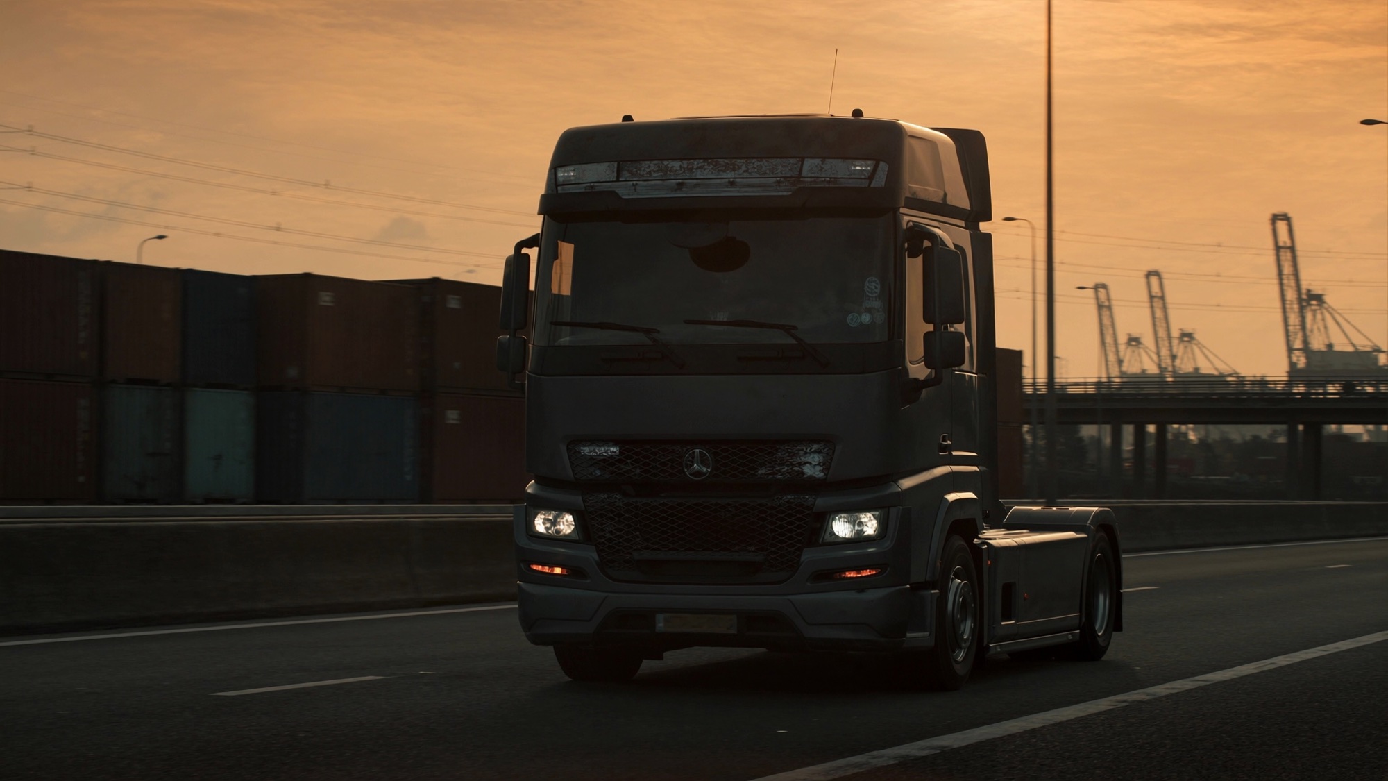 Moderne trekker van Lorin Logistics onderweg naar de Rotterdamse haven